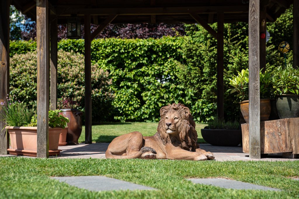 chien jardin - Décoration d'extérieur - carlin assis pour l'extérieur - En  résine - Décoration idéale pour les amoureux des chiens, jardin, cour,  terrasse : : Jardin