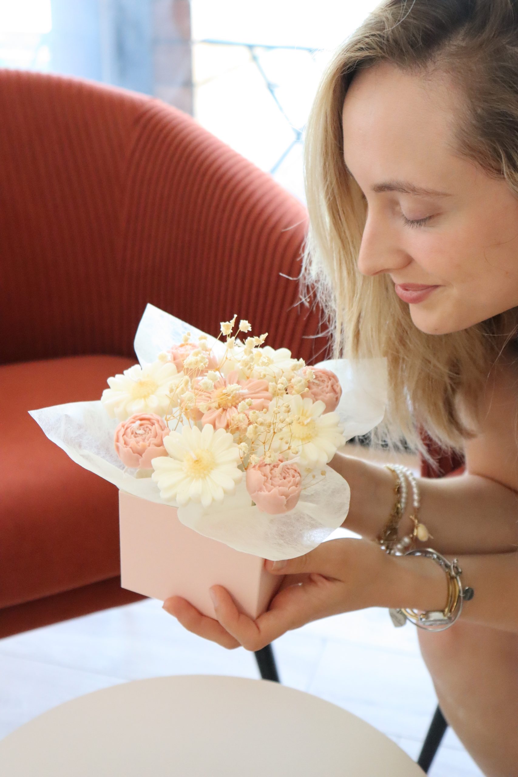 Florajet.com, l’art floral au service des plus belles émotions, lance une collection de Bouquets-Bougies